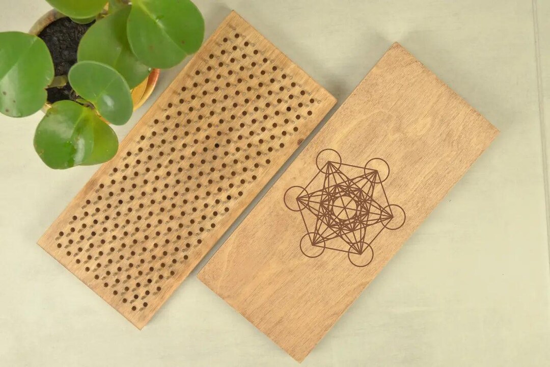 Sadhu Planche de yoga en bois pour débutants en acupression et méditation avec ongles pour massage des tissus profonds, massage d'acupuncture, distance des ongles de 8 mm (ébène-lune