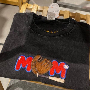 野球刺繍ママアシッドTシャツ | 刺繍キャラクターシャツ | お母さんへのギフト | お母さんのためのパーソナライズスウェットシャツ | 母の日