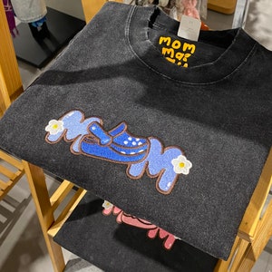 クロコダイルママTシャツ | 刺繍キャラクターシャツ | お母さんへのギフト | お母さんへのパーソナライズ刺繍スウェットシャツ | お母さんへの母の日ギフト