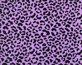Stampa leopardata su tessuto trapuntato in cotone viola tagliato a misura