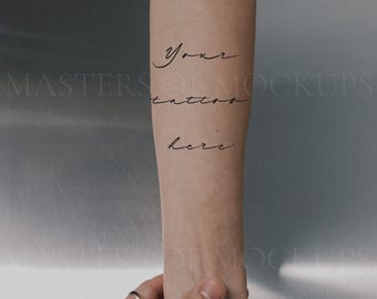 Maqueta de tatuaje en la mano y la muñeca / Colocación realista de tatuajes para bocetos y tatuajes temporales / Maqueta de tatuaje digital en el antebrazo