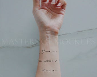 Maqueta de tatuaje temporal en la muñeca, maqueta moderna de brazo y mano, maqueta realista para artistas del tatuaje, mármol