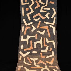 Puede incluir: Un juego de tres tazas de cerámica con un acabado moteado y mate. Cada taza presenta un color diferente: azul claro, crema y gris. Las tazas tienen un diseño simple y moderno, ideal para café o té.