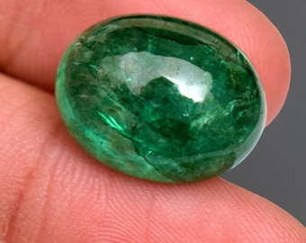 Esmeralda natural de 15,50 ct, formato oval, lapidada em cabochão, proveniente da Zâmbia.