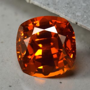 Granate hesonita naranja: piedra preciosa de talla cojín de 6,25 ct