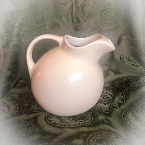 Forward Tilt Ball Jug Pitcher