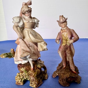 Figurines vintage de dame et de monsieur (tous deux endommagés) en porcelaine, très détaillées