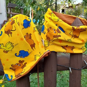 Set beanie hat and loop "Here comes the mouse" in sunny yellow (brown inside)