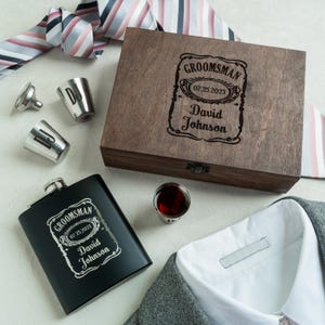 Roestvrijstalen whiskyfles en borrelglaasjes in gegraveerde houten kist, cadeaus bruidsjonkers, gepersonaliseerde getuige, huwelijksbedankjes