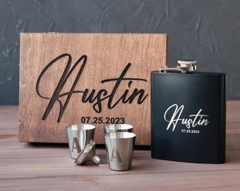 Personalisierte Edelstahlflasche für Männer, lasergravierte Flasche in Holzkiste, Groomsmen Geschenke, Groomsmen Flask Set, Leder Flachmann