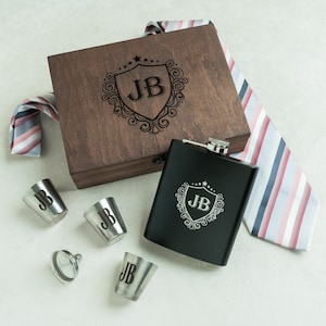 Gepersonaliseerde bruidsjonkerskolf in houten kist, bruidsjonkerscadeaus, fles voor stalknecht aangepaste fles, gegraveerde heupfles, cadeauset bruidsjonkers