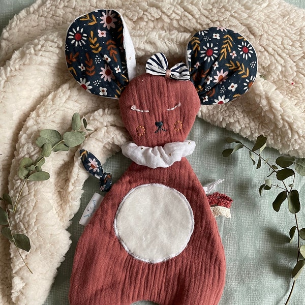 Doudou plat tout doux souris rose framboise gaze de coton cadeau naissance bébé personnalisé