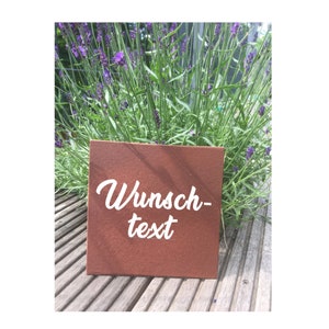 Könnte beinhalten: Ein braunes, rechteckiges Schild mit dem Text "Wunsch-text" in weißer, kursiv geschriebener Schrift.