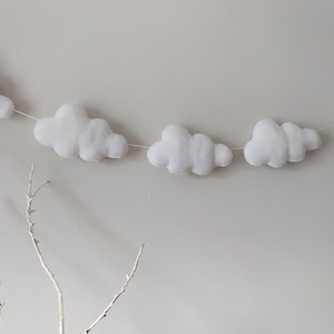 Guirlande de nuages blancs : décoration murale minimaliste pour chambre d&#39;enfant