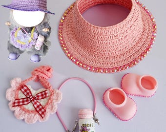 Muñeco de peluche monstruo de 17 cm con gorro, zapatos y babero brillantes con pedrería.