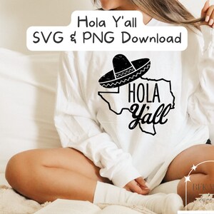 Puede incluir: Una camiseta blanca de manga larga con un gr&aacute;fico negro del estado de Texas con un sombrero y el texto "Hola Y'all".