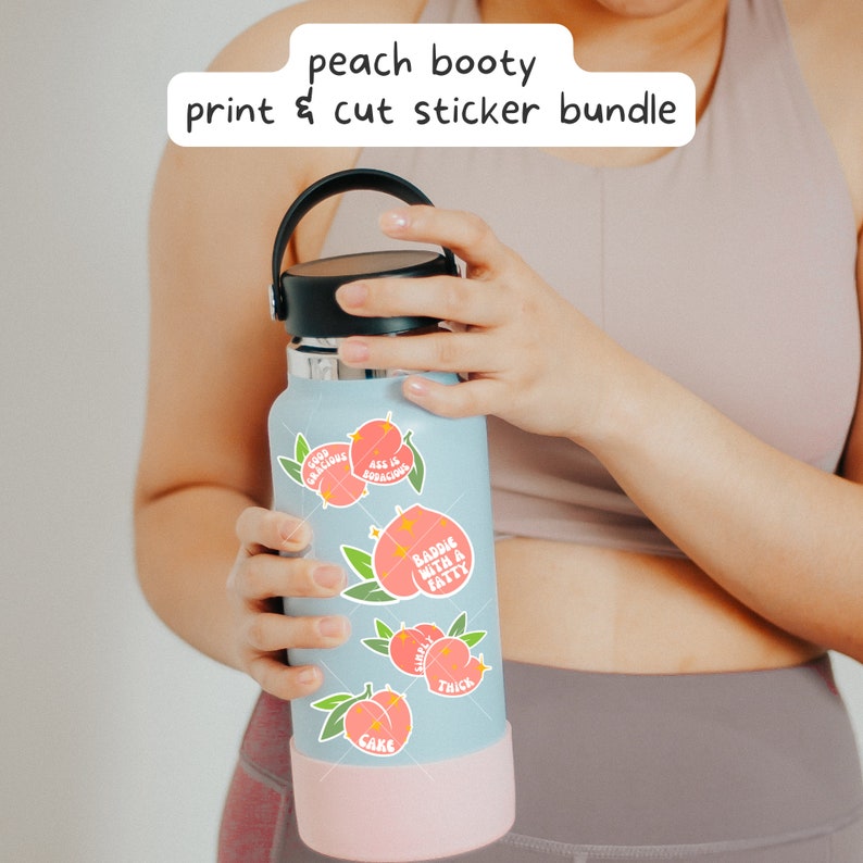 Op de afbeelding: Een blauwe herbruikbare waterfles met stickers met een perzikthema. De stickers bevatten perzikillustraties en zinnen zoals "Baddie with a Fatty" en "Thick".