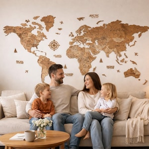 Pode incluir: Um mapa-m&uacute;ndi de madeira em tons de castanho est&aacute; montado numa parede branca. Uma fam&iacute;lia de quatro pessoas est&aacute; sentada num sof&aacute; bege em frente ao mapa. O mapa inclui os nomes dos oceanos e continentes.