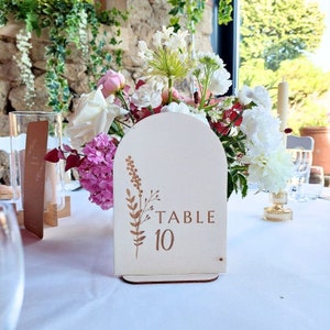 Numéro de table mariage bois - Fleurs sauvages - MODERN CONFETTI