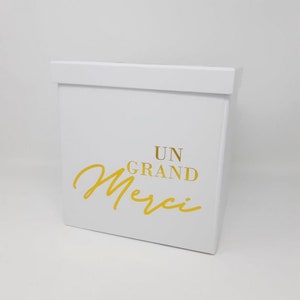 Urna blanca y dorada "muchas gracias"