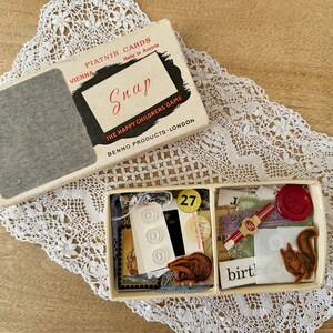 Caja vintage con cierre a presión llena de efímeras de papel vintage, telas bonitas, encaje, botones, materiales para diarios basura, kit de collage, kit de inspiración