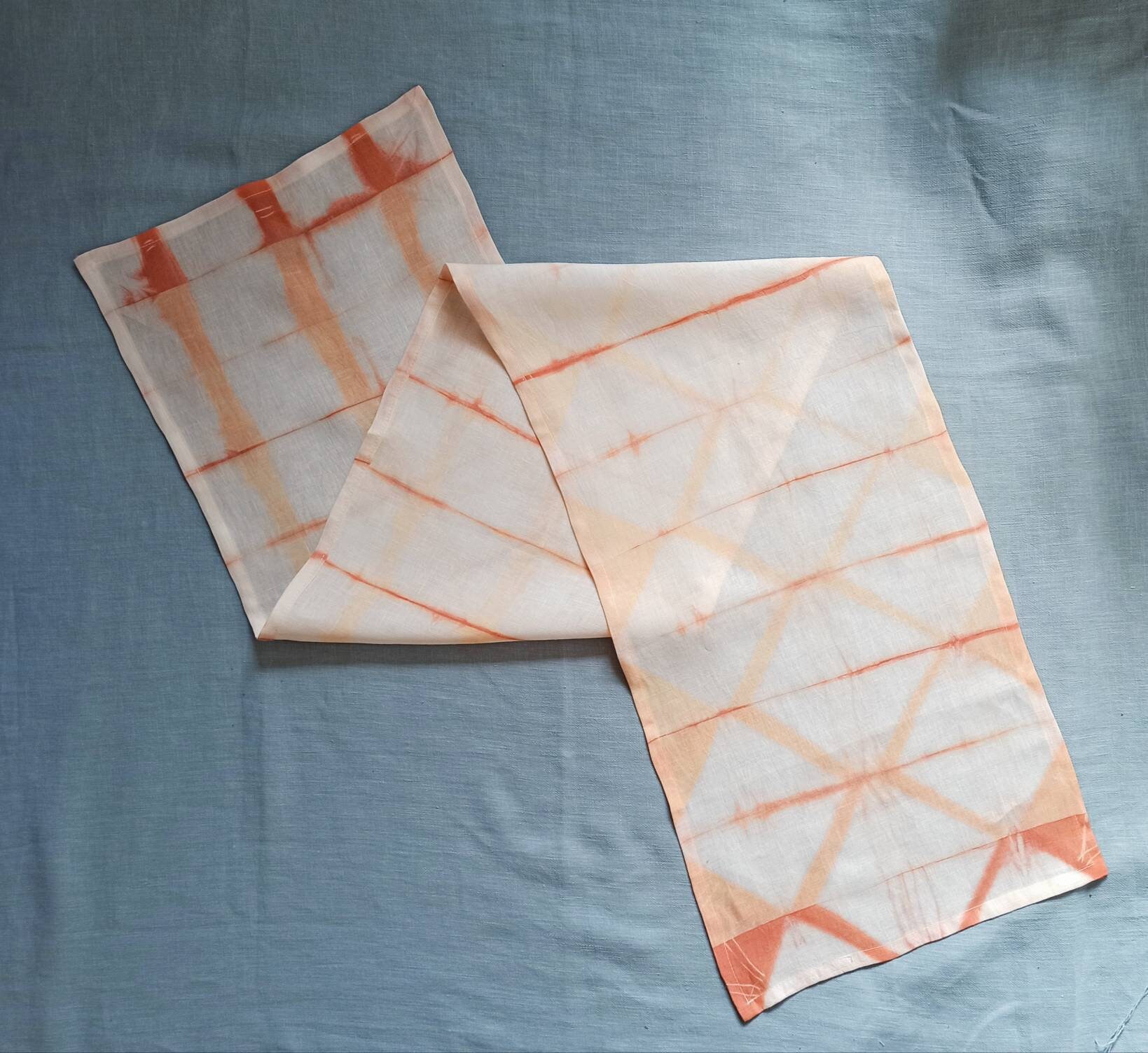 Chemin de Table avec Teinture Tie Dye Style Shibori Garance Naturelle, sur Mélange Coton et Lin Déch