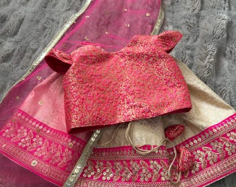 Crème en roze lehenga choli-Indiase meisjesoutfit-feestkleding babymeisje-Eid-Diwali-babyjurk-pattu pavadi-meisjes indianenkleding-jurk