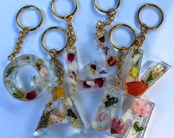 花のイニシャルキーホルダー：樹脂押し花文字チャーム