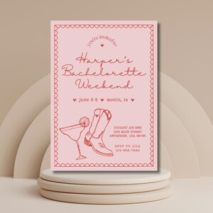 Op de afbeelding: Een roze vrijgezellenfeestuitnodiging met een rode hartjesrand. De uitnodiging luidt "Harper's Bachelorette Weekend" met de data "June 2-4" en de locatie "Austin, TX". De uitnodiging bevat ook een tekening van een margarita-glas en cowboylaarzen.