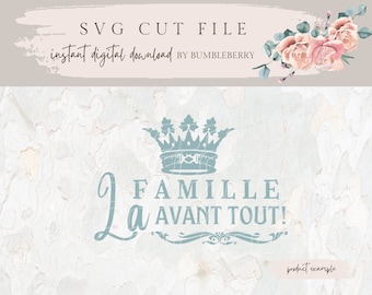 Peut inclure: Un fichier de découpe SVG téléchargeable numériquement pour un design qui dit "La Famille Avant Tout!" en français, avec une couronne au-dessus du texte. Le design est de couleur bleu clair sur un fond blanc.