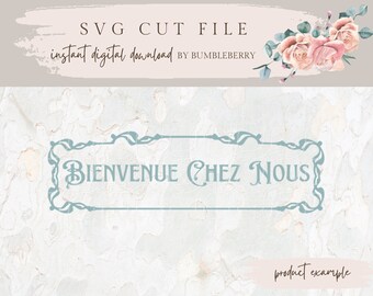 Peut inclure: Une pancarte décorative bleue et blanche avec le texte "Bienvenue Chez Nous" dans une police décorative. La pancarte est entourée d'une bordure décorative.