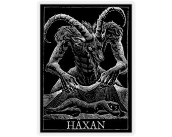 Puede incluir: Ilustración en blanco y negro de un demonio cornudo con dos pares de cuernos, inclinándose hacia una figura que yace en una cama. El texto "HÄXAN" está impreso debajo de la imagen.