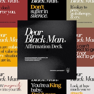 Puede incluir: Un conjunto de tarjetas de afirmación con el texto "Dear Black Man" en una variedad de colores y fuentes. La tarjeta central dice "Dear Black Man, Affirmation Deck" con el lema "52 recordatorios, declaraciones y afirmaciones positivas para hombres negros para animarlos diariamente."