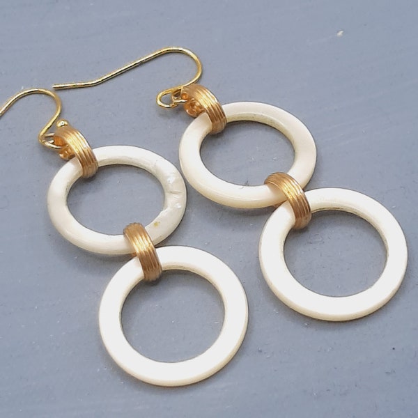 Boucles d'oreilles en nacre faites main... Cercles vintage... Composants réutilisés... Bijoux écologiques... Longues gouttes