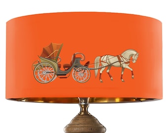 Kleurrijke oranje lampenkap met een paard en wagen. Trommelvorm. Design lampenkap.