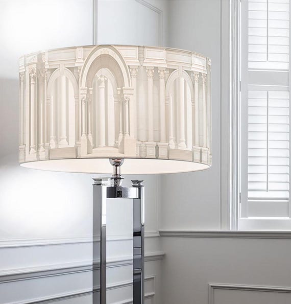 Abat-jour de luxe en beige ou gris – arches et colonnes, style parisien, lumière tamisée