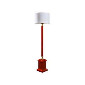 Może przedstawiać: Czerwona lampa podłogowa z białym abażurem. Lampa ma prostokątną podstawę i smukły, prosty słupek. Metalowe akcenty lampy są w kolorze złotym. Klosz jest cylindryczny.
