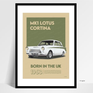 Może przedstawiać: Oprawiony wydruk przedstawiający biały samochód MK1 Lotus Cortina z zielonymi akcentami. Plakat zawiera tekst "MK1 LOTUS CORTINA" i "BORN IN THE UK 1963". Samochód ma tablicę rejestracyjną z napisem "ECD 210C".
