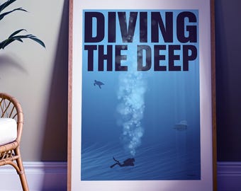 Könnte beinhalten: Ein gerahmter Kunstdruck mit einer tiefblauen Unterwasserszene und dem fetten schwarzen Text DIVING THE DEEP am oberen Rand. Die Grafik zeigt die Silhouette eines Tauchers, der nahe am Boden schwimmt, mit einer aufsteigenden Säule aus weißen Blasen.