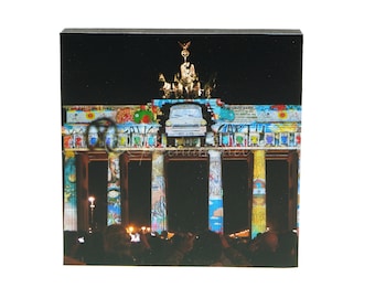 015 Brandenburger Tor leuchtet -  Bild auf Holz, Berlin Motive Foto auf quadratischem Holz, Wandbild in verschiedenen Größen