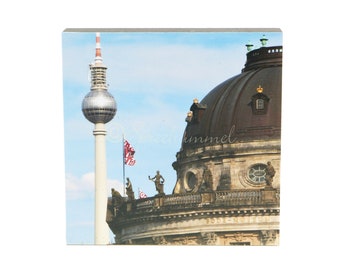 013 Fernsehturm mit Bode Museum -  Bild auf Holz, Berlin Motive Foto auf quadratischem Holz, Wandbild in verschiedenen Größen