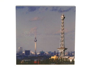 102 Berliner Funkturm mit Fernsehturm -  Bild auf Holz, Berlin Motive Foto auf quadratischem Holz, Wandbild in 5 Größen zur Wandgestaltung