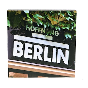 073 Hoffnung Berlin -  Bild auf Holz, Berlin Motive Foto auf quadratischem Holz, Wandbild in verschiedenen Größen zur Wandgestaltung