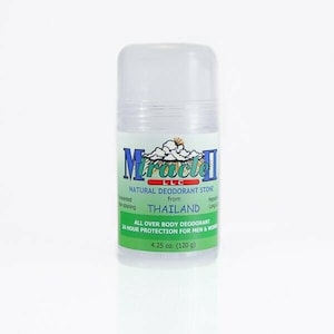 Könnte beinhalten: Ein durchsichtiger Plastikbehälter mit natürlichem Deodorantstein aus Thailand. Das Etikett lautet "Miracle II LLC Natürlicher Deodorantstein aus Thailand Ganzkörper-Deodorant 24 Stunden Schutz für Männer und Frauen 4,25 oz (120 g)"