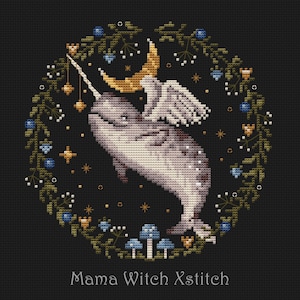 Puede incluir: Un patrón de punto de cruz con una narval con alas y una luna creciente, rodeado de una corona de flores y estrellas. El texto "Mama Witch Xstitch" está en la parte inferior del diseño.