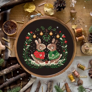 Bajo patrón de punto de cruz navideño de muérdago, Papá Noel, adorno, muestra de invierno, festivo moderno, bordado, corona, conejito, conejo