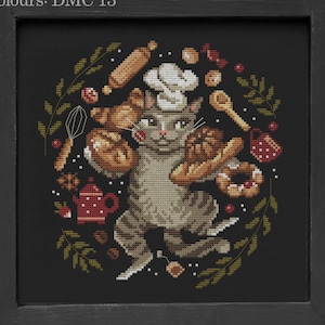 Puede incluir: Patrón de punto de cruz con un gato gris que lleva un gorro de cocinero y sostiene pan. El gato está rodeado de varios ingredientes para hornear, incluyendo un rodillo, un batidor y una tetera. El patrón se titula "Mama Witch Xstitch" e incluye el texto "Cross Stitch Patterns".