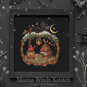 Könnte beinhalten: Kreuzstichmuster in einem schwarzen Rahmen. Das Design zeigt eine gemütliche Szene mit einem Bären, der unter einem dekorierten Torbogen mit Laterne, Kerzen und Mond liest. Der Text "Mama Witch Xstitch" steht unten.