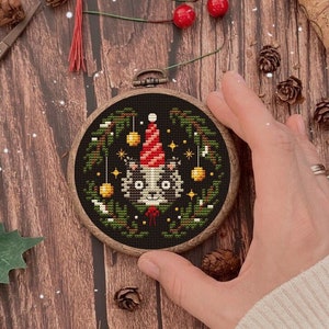 Patrón de punto de cruz de Navidad de tejón, Papá Noel, Adorno, Muestrario de invierno, Festivo moderno, bordado, corona, muérdago, mini patrón