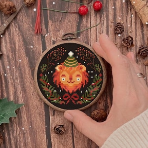 Löwe Weihnachten Kreuzstichmuster, Weihnachtsmann, Ornament, Winter Sampler, Modern festlich, Stickerei, Kranz, Mistel, Minimuster